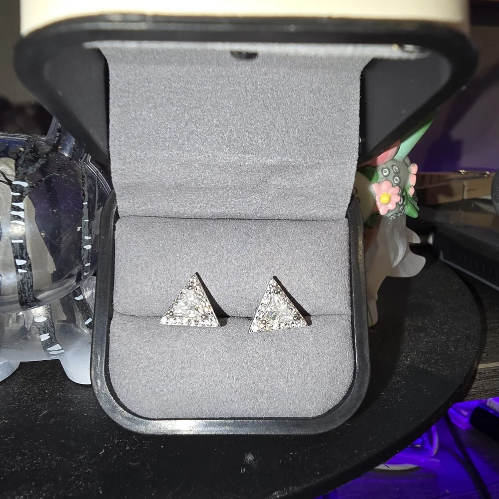 Moissanite Diamond Stud Earrings. D VVS1. Genuine Moissanite - Picture 5 of 6